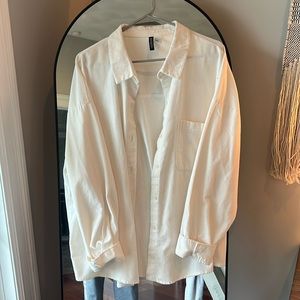 H&M White button up. (size large) 🤍🕊️